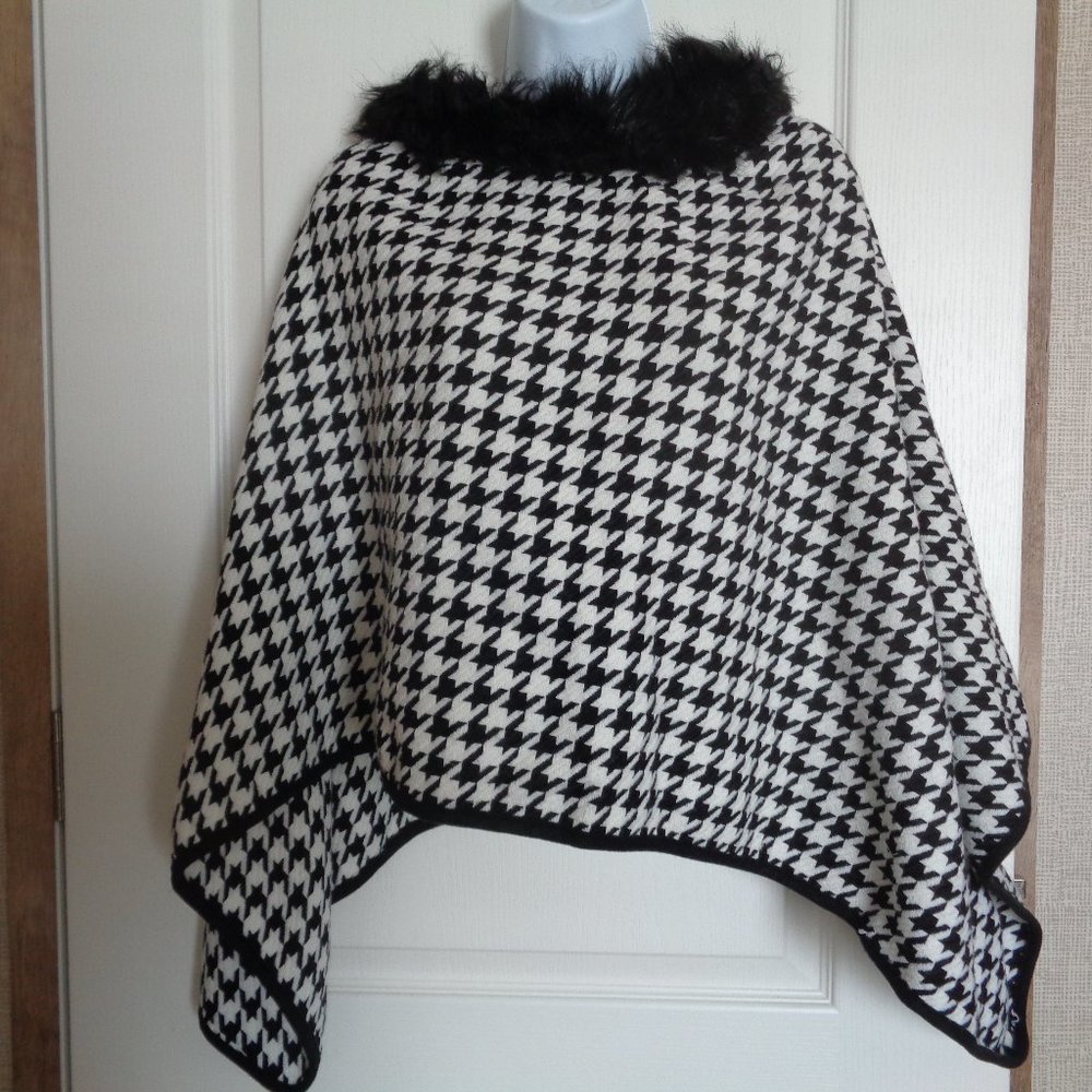 Memories Houndstooth Poncho/Cape NWOT